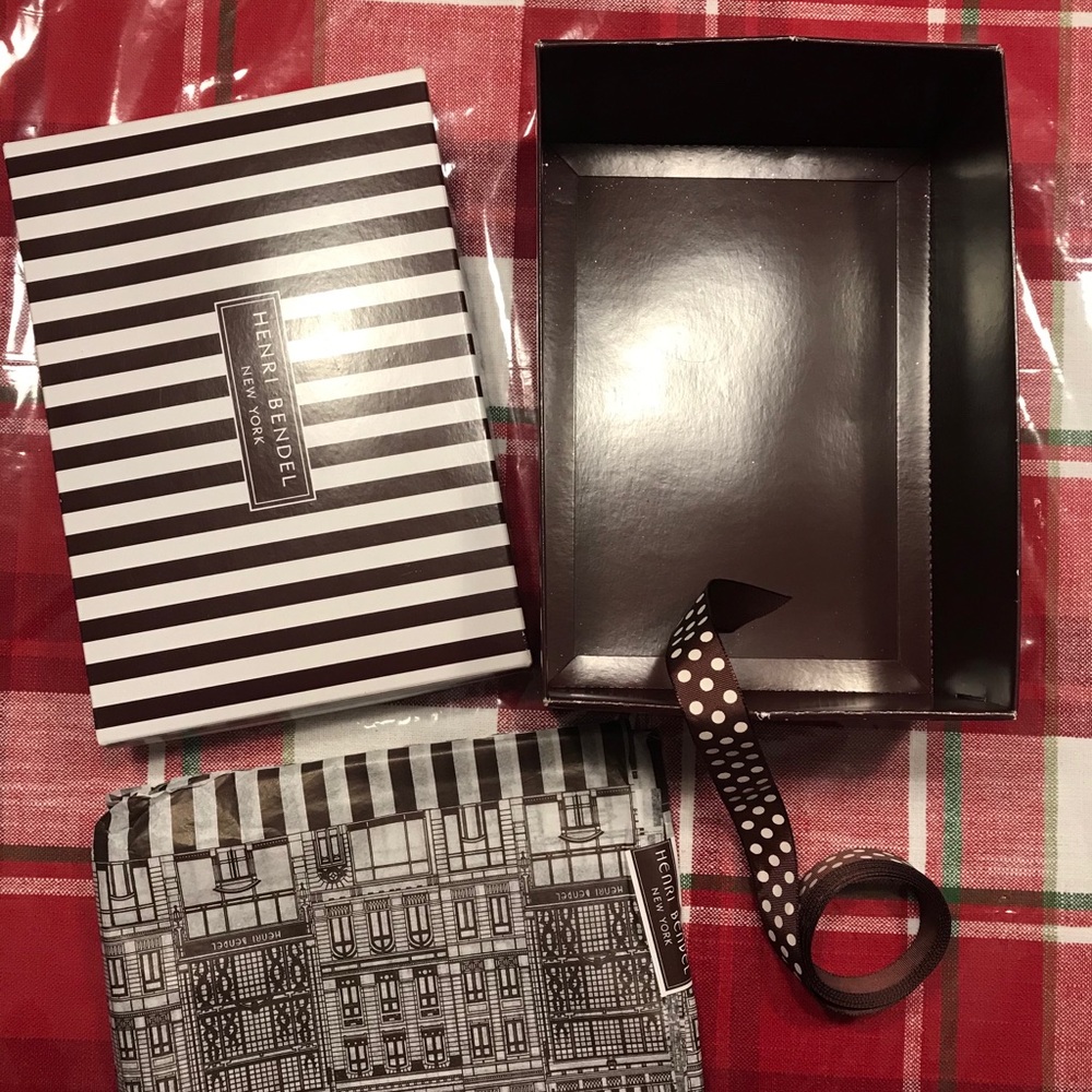 Henri Bendel Gift box with tissue and ribbon